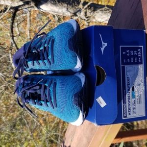 Muzuno running shoes